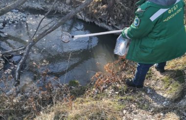 Специалисты филиала ФГБУ ЦЛАТИ по Карачаево-Черкесской Республике провели выездное обследование района основного сброса реки Кубань.